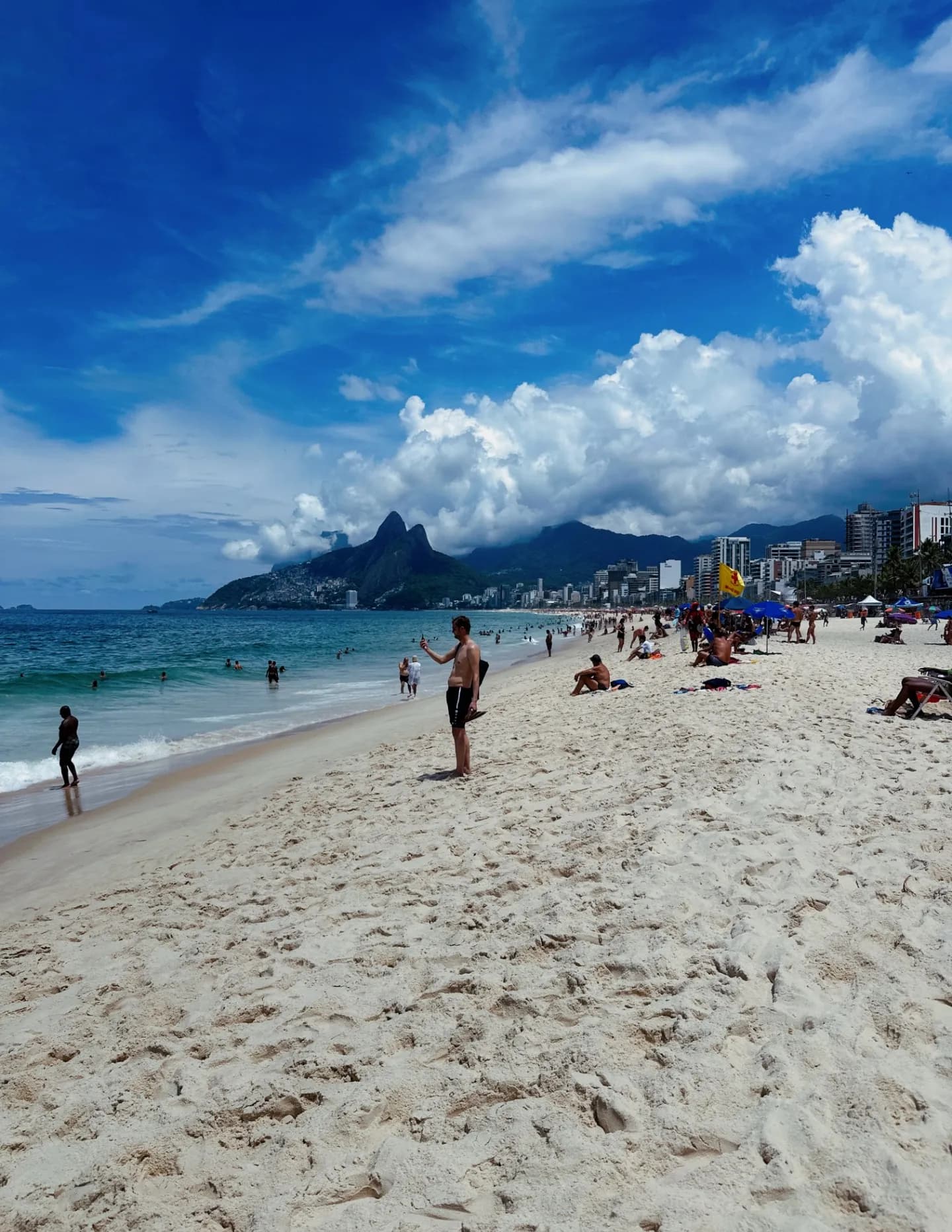 Shetravelswithalens image