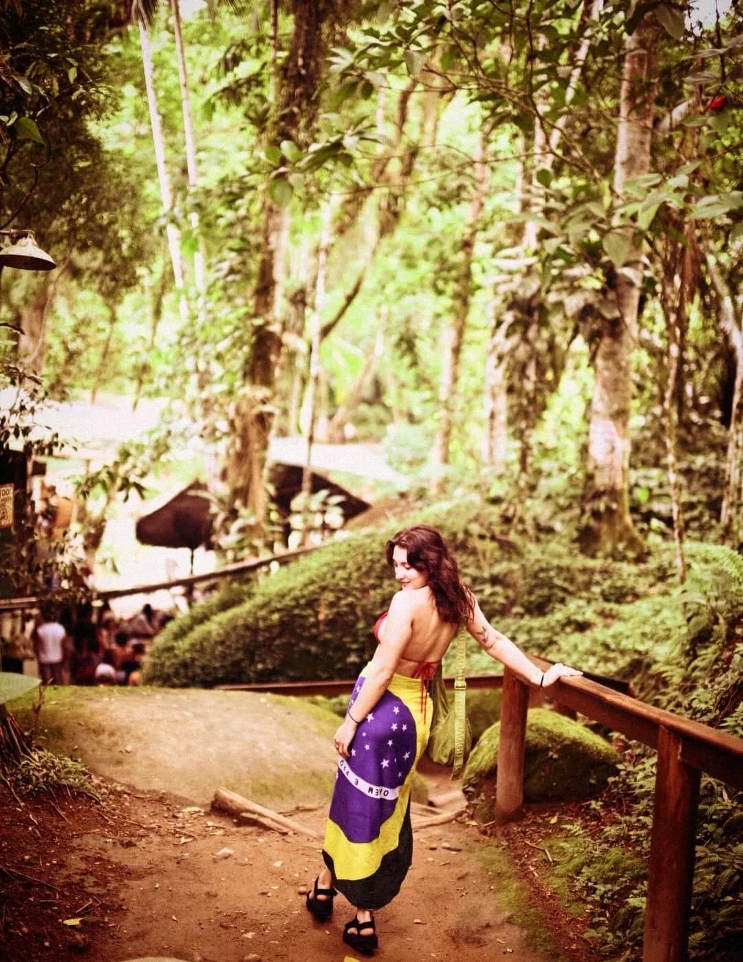 Shetravelswithalens image